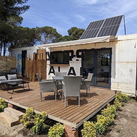 Cooltainer Retreat: Sustainable Coastal Forest Tiny House Near Barcelona Castelldefels Exteriör bild