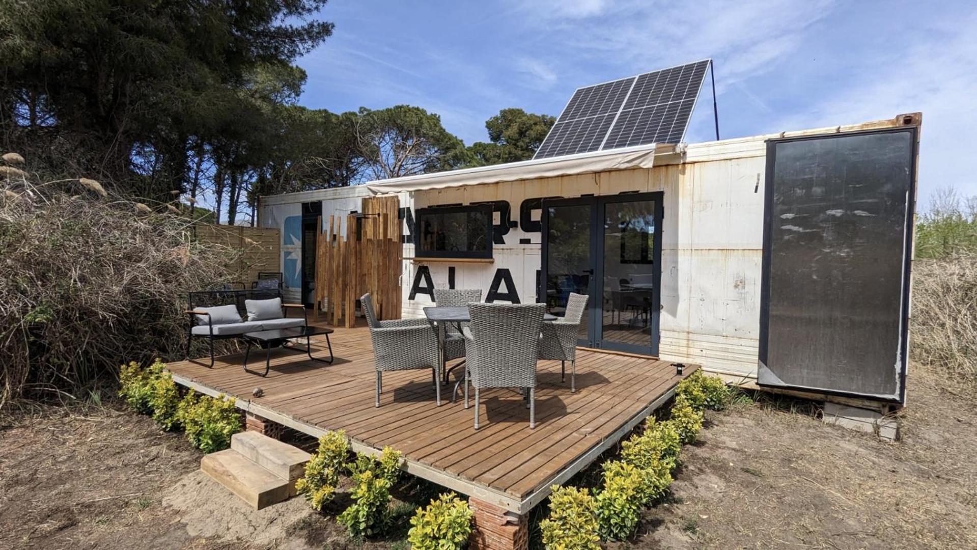 Cooltainer Retreat: Sustainable Coastal Forest Tiny House Near Barcelona Castelldefels Exteriör bild