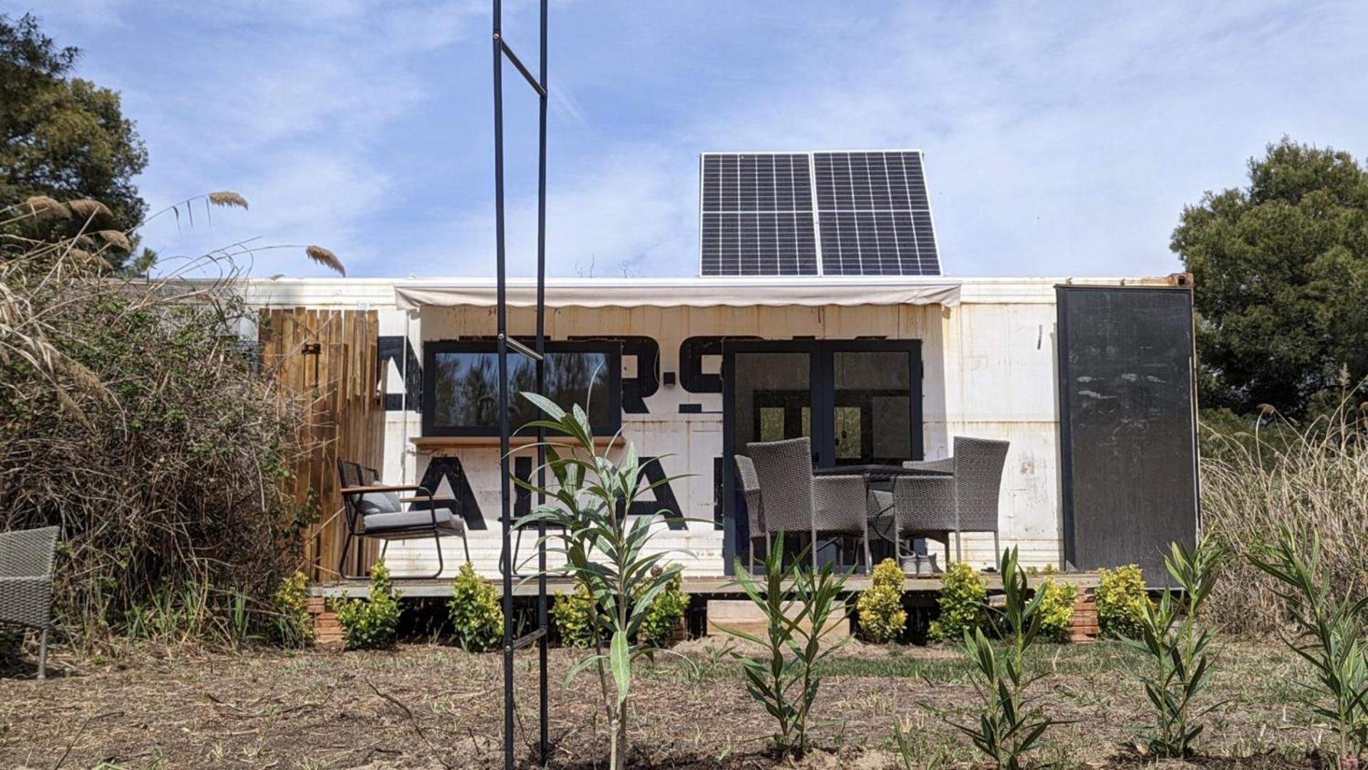 Cooltainer Retreat: Sustainable Coastal Forest Tiny House Near Barcelona Castelldefels Exteriör bild